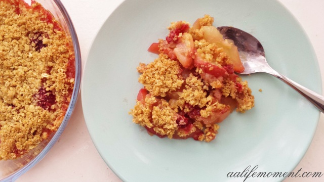 Apple, peach and cranberries crumble