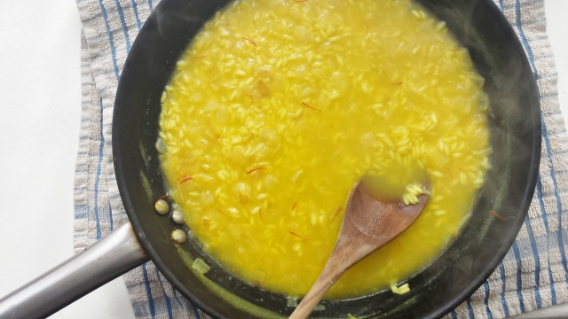 saffron risotto preparation