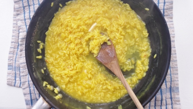 saffron risotto preparation